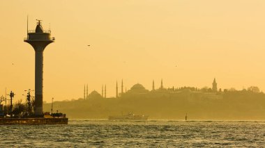 İstanbul siluet arka planı modern bir donanma radar kulesi silueti ile