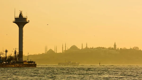 Силуэт Стамбула на фоне современного силуэта морской радарной башни — стоковое фото