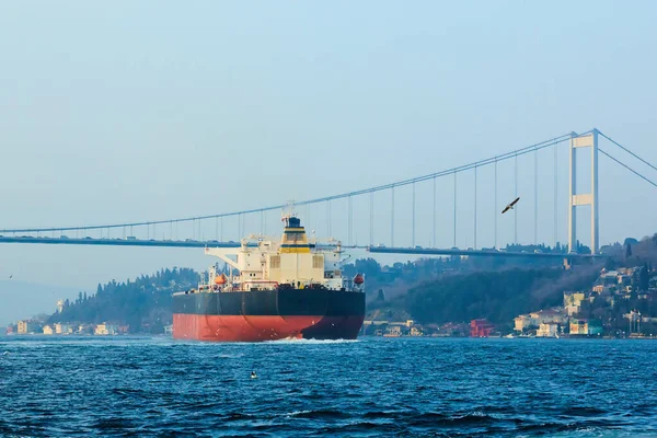 Boğazdaki kargo gemisi tankeri Boğaz köprüsünün altından geçmek üzere.