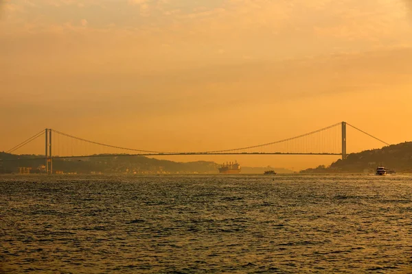 Мост Стамбул Босфор. 15 июля Мост мучеников. Стамбул, Турция . — стоковое фото