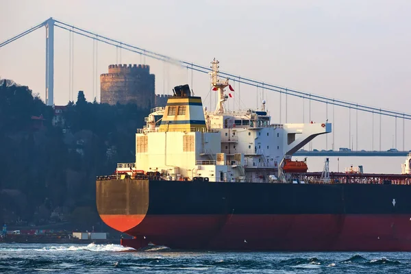 Cargo ship tanker in Bosphorus Strait about to pass under Bosphorus bridge — Stok fotoğraf