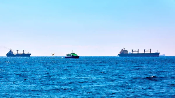 Oil and gas petrochemical tankers offshore in in Bosphorus Strait. — Foto de Stock