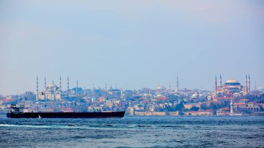 Boğazdaki petrol tankeri. Arka plan Ayasofya 'daki Eski Şehir.