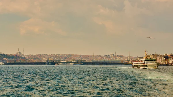 Golden Horn Körfezi ve Beyoğlu ve Eyup ilçeleriyle Halic Köprüsü. — Stok fotoğraf