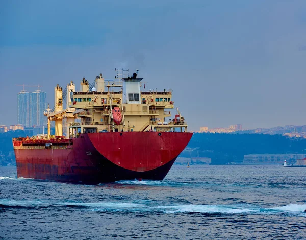 Великий вантажний корабель у протоці Босфор (Стамбул, Туреччина). — стокове фото