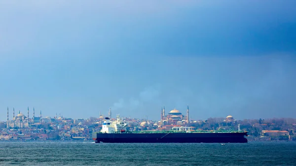 İstanbul, İstanbul ve Türkiye 'de İstanbul Boğazı' nda büyük ham petrol tankeri — Stok fotoğraf