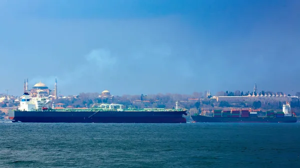 Huge crude oil tanker in Bosphorus Strait, Istanbul, Turkey — Stok fotoğraf