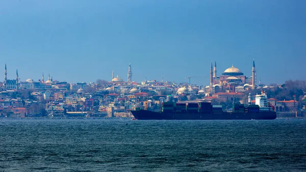 Arkaplan Ayasofya 'daki Boğaz' da konteynır gemisi. İstanbul, Türkiye.