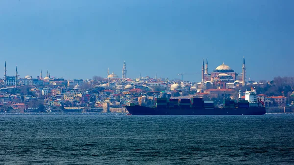 Nave portacontenedores en el Bósforo con Santa Sofía en el fondo. Estambul, Turquía. — Foto de Stock