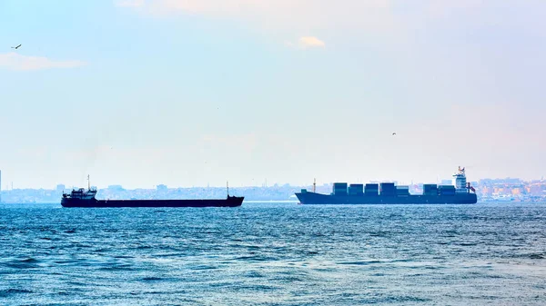 Fullastat containerfartyg och oljetankfartyg på väg genom Bosporen. — Stockfoto