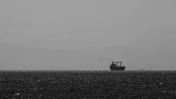 Commercial fishing boat leaving harbor at Tirilye near to Bursa, Turkey — Stock Photo, Image