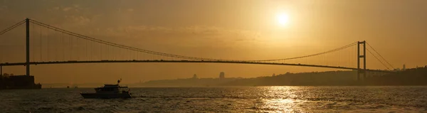 Ponte do Bósforo que liga a Europa e a Ásia . — Fotografia de Stock