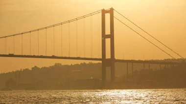 Avrupa ve Asya bağlarken Boğaziçi Köprüsü.