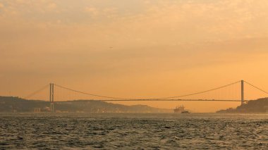 Avrupa ve Asya bağlarken Boğaziçi Köprüsü.