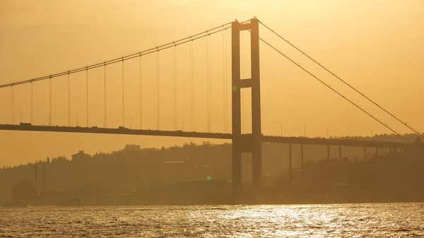 Le pont du Bosphore reliant l'Europe et l'Asie . — Photo