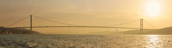 El puente del Bósforo que conecta Europa y Asia . — Foto de Stock
