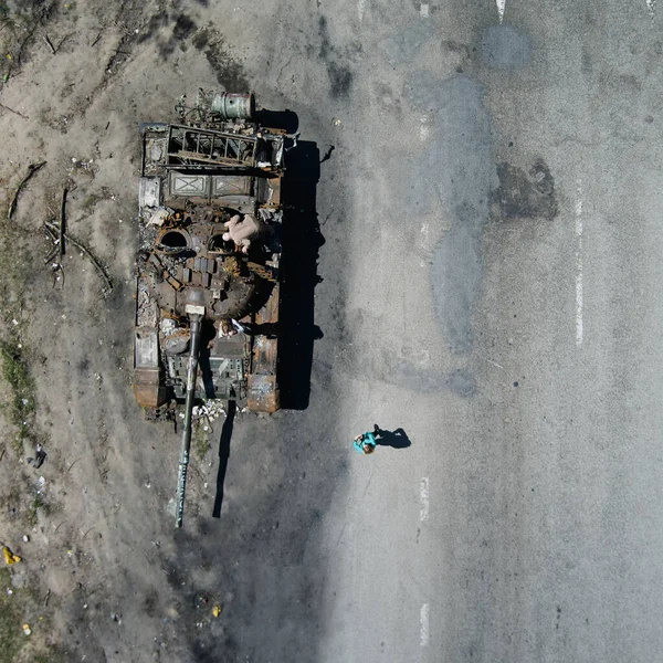 Kyiv region, Ukraine - May 15, 2022: War in Ukraine. Highway Kyiv - Zhytomyr. People take selfies against destroyed russian tank after russian atack in Febrary. — Stock Photo, Image