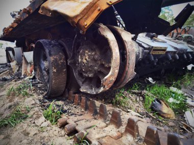 Kyiv bölgesi, Ukrayna - 15 Mayıs 2022: Ukrayna 'da savaş. Otoyol Kyiv-Zhytomyr. İnsanlar, Rusya 'nın Kütüphane' deki saldırısından sonra imha edilen Rus tankına selfie çekiyor..