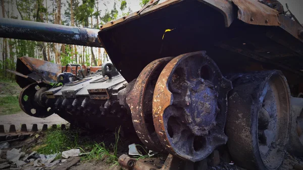 Kyiv bölgesi, Ukrayna - 15 Mayıs 2022: Ukrayna 'da savaş. Otoyol Kyiv-Zhytomyr. İnsanlar, Rusya 'nın Kütüphane' deki saldırısından sonra imha edilen Rus tankına selfie çekiyor..