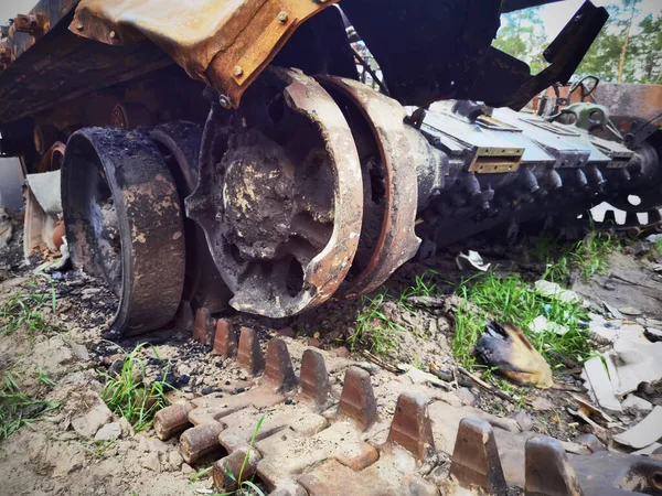 Kyiv bölgesi, Ukrayna - 15 Mayıs 2022: Ukrayna 'da savaş. Otoyol Kyiv-Zhytomyr. İnsanlar, Rusya 'nın Kütüphane' deki saldırısından sonra imha edilen Rus tankına selfie çekiyor..