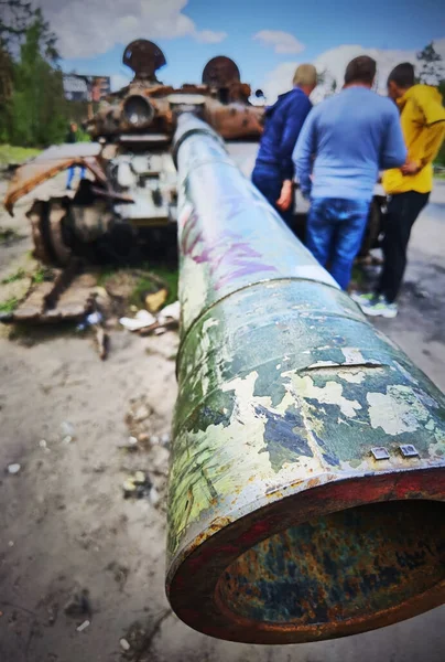 Kyiv region, Ukraine - May 15, 2022: War in Ukraine. Highway Kyiv - Zhytomyr. People take selfies against destroyed russian tank after russian atack in Febrary. — Fotografia de Stock