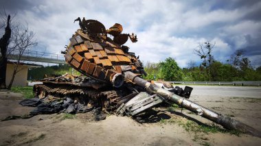 Kyiv bölgesi, Ukrayna - 15 Mayıs 2022: Ukrayna 'da savaş. Otoyol Kyiv-Zhytomyr. İnsanlar, Rusya 'nın Kütüphane' deki saldırısından sonra imha edilen Rus tankına selfie çekiyor..