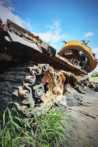 Kyiv region, Ukraine - May 15, 2022: War in Ukraine. Highway Kyiv - Zhytomyr. People take selfies against destroyed russian tank after russian atack in Febrary. — стокове фото