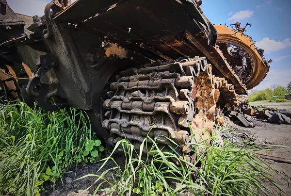 Kyiv region, Ukraine - May 15, 2022: War in Ukraine. Highway Kyiv - Zhytomyr. People take selfies against destroyed russian tank after russian atack in Febrary. — стокове фото