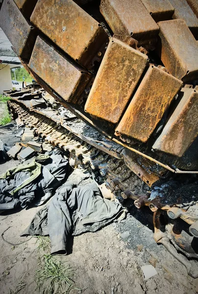 Kiev, Ucrania - 15 de mayo de 2022: Guerra en Ucrania. Autopista Kiev - Zhytomyr. La gente toma selfies contra tanque ruso destruido después de ataque ruso en febrero. —  Fotos de Stock