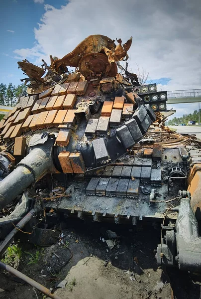 Kiev, Ucrania - 15 de mayo de 2022: Guerra en Ucrania. Autopista Kiev - Zhytomyr. La gente toma selfies contra tanque ruso destruido después de ataque ruso en febrero. —  Fotos de Stock