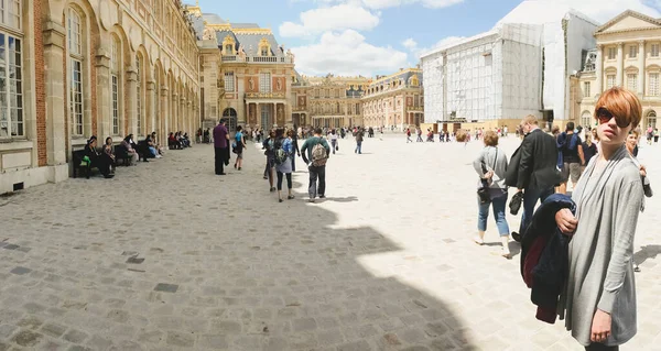 Frankreich, Versailles - 17. Juni 2011: Frauen im Garten von Versailles — Stockfoto