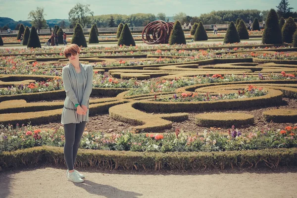 Francia, Versalles - 17 de junio de 2011: mujeres en el jardín de versailles — Foto de Stock