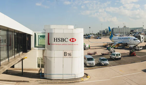 France, Paris - June 17, 2011: Boeing connected to passenger boarding bridge at Charles de Gaulle Airport. Air France is the French flag carrier headquartered in Tremblay-en-France. — Stock Photo, Image