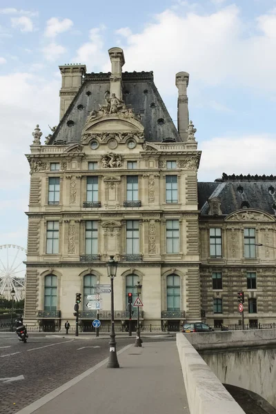 France, Paris - June 17, 2011: People walking in front of famous Louvre museum — Stock Photo, Image