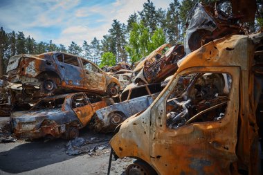 Rus ordusu tarafından vurulduktan sonra Irpen 'de bir sürü paslı yanmış araba var. Rusya 'nın Ukrayna' ya karşı savaşı. Savaş bölgesinden kaçmaya çalışan sivillerin tahrip edilmiş arabalarının mezarlığı..