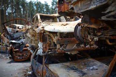Rus ordusu tarafından vurulduktan sonra Irpen 'de bir sürü paslı yanmış araba var. Rusya 'nın Ukrayna' ya karşı savaşı. Savaş bölgesinden kaçmaya çalışan sivillerin tahrip edilmiş arabalarının mezarlığı..