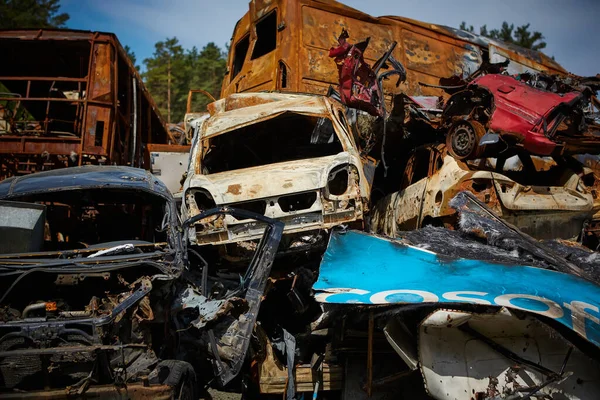 Sporo Zardzewiałych Spalonych Samochodów Irpen Tym Jak Został Postrzelony Przez — Zdjęcie stockowe