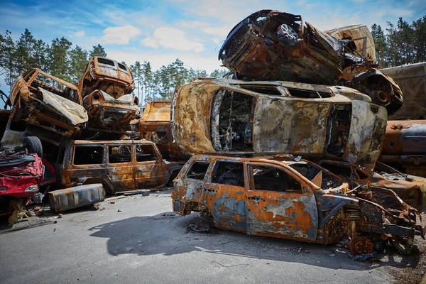Πολλά Σκουριασμένα Καμένα Αυτοκίνητα Στο Ίρπεν Αφού Πυροβολήθηκαν Από Ρωσικό — Φωτογραφία Αρχείου