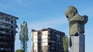Borodianka, Kyiv bölgesi, Ukrayna. Shevchenko anıtı Rus işgalciler tarafından vuruldu.