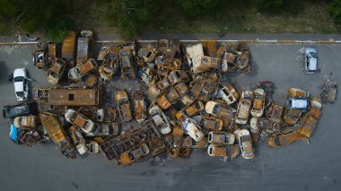 Rus ordusu tarafından vurulduktan sonra Irpen 'de bir sürü paslı yanmış araba var. Rusya 'nın Ukrayna' ya karşı savaşı. Savaş bölgesinden kaçmaya çalışan sivillerin tahrip edilmiş arabalarının mezarlığı..