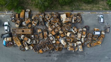 Rus ordusu tarafından vurulduktan sonra Irpen 'de bir sürü paslı yanmış araba var. Rusya 'nın Ukrayna' ya karşı savaşı. Savaş bölgesinden kaçmaya çalışan sivillerin tahrip edilmiş arabalarının mezarlığı..