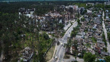 Irpin, Kyiv bölgesi, Ukrayna - 15 Mayıs 2022: Ukrayna 'da savaş. Irpen sokaklarında yıkılan binalar. Kırık ve kabuklu camlar. Füzeler tarafından vurulduktan sonra binalar
