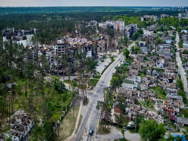 Irpin, Kyiv bölgesi, Ukrayna - 15 Mayıs 2022: Ukrayna 'da savaş. Irpen sokaklarında yıkılan binalar. Kırık ve kabuklu camlar. Füzeler tarafından vurulduktan sonra binalar