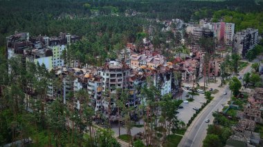 Irpin, Kyiv bölgesi, Ukrayna - 15 Mayıs 2022: Ukrayna 'da savaş. Irpen sokaklarında yıkılan binalar. Kırık ve kabuklu camlar. Füzeler tarafından vurulduktan sonra binalar