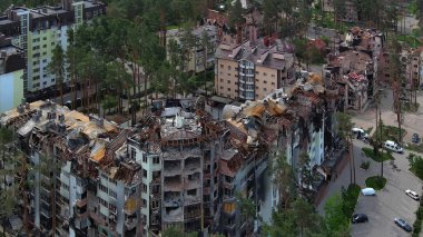 Irpin, Kyiv bölgesi, Ukrayna - 15 Mayıs 2022: Ukrayna 'da savaş. Irpen sokaklarında yıkılan binalar. Kırık ve kabuklu camlar. Füzeler tarafından vurulduktan sonra binalar