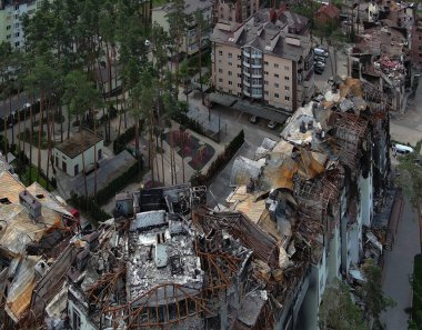 Irpin, Kyiv bölgesi, Ukrayna - 15 Mayıs 2022: Ukrayna 'da savaş. Irpen sokaklarında yıkılan binalar. Kırık ve kabuklu camlar. Füzeler tarafından vurulduktan sonra binalar