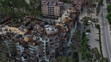 Irpin, Kyiv bölgesi, Ukrayna - 15 Mayıs 2022: Ukrayna 'da savaş. Irpen sokaklarında yıkılan binalar. Kırık ve kabuklu camlar. Füzeler tarafından vurulduktan sonra binalar