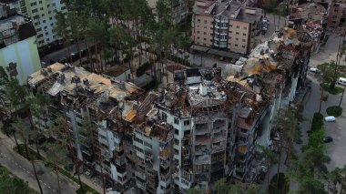 Irpin, Kyiv bölgesi, Ukrayna - 15 Mayıs 2022: Ukrayna 'da savaş. Irpen sokaklarında yıkılan binalar. Kırık ve kabuklu camlar. Füzeler tarafından vurulduktan sonra binalar