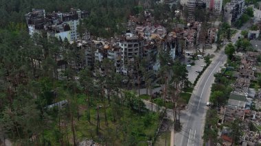 Irpin, Kyiv bölgesi, Ukrayna - 15 Mayıs 2022: Ukrayna 'da savaş. Irpen sokaklarında yıkılan binalar. Kırık ve kabuklu camlar. Füzeler tarafından vurulduktan sonra binalar