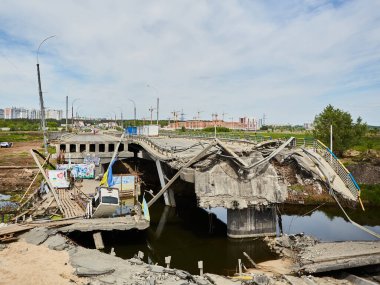 Irpin, Ukrayna - 28 Mayıs 2022: Kyiv yakınlarındaki Irpin 'de yıkılmış köprü. Rus ordusu Ukrayna 'da sivilleri vurdu
